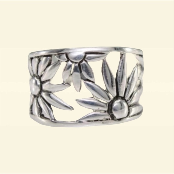 🔥2/$24 or 3/$30🔥 Vintage Bohemian Daisy decorated Ring. Size 7 - Picture 3 of 11